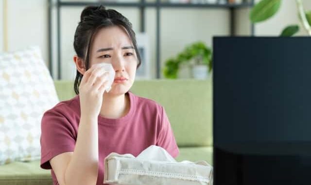 感動して泣いている女性 感動して泣いている女性